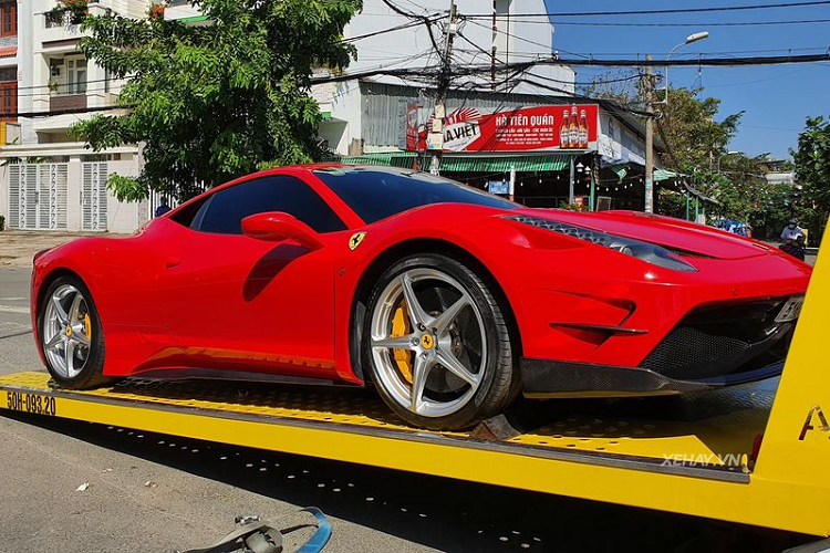 Siêu phẩm Ferrari 458 Italia hàng hiếm trong bài sở hữu màu sơn đỏ đặc trưng của Ferrari, kết hợp bộ mâm "zin" 5 chấu đơn màu bạc sáng và kẹp phanh gốm carbon màu vàng giúp tạo thêm điểm nhấn.