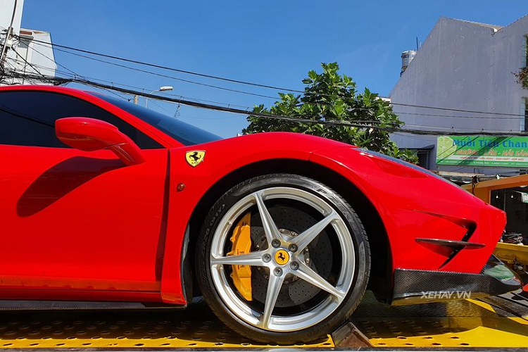 Cụ thể, ở phía trước, Ferrari 458 Italia độ Misha Designs với cản nguyên bản được được thay thế bằng hai hốc gió lớn cùng phần cản được kéo dài ra phía trước, trong khi đó, nắp ca-pô có thêm hai đường gấp khỏe khoắn. Phần vè trước cũng được làm rộng hơn với hốc gió mới.