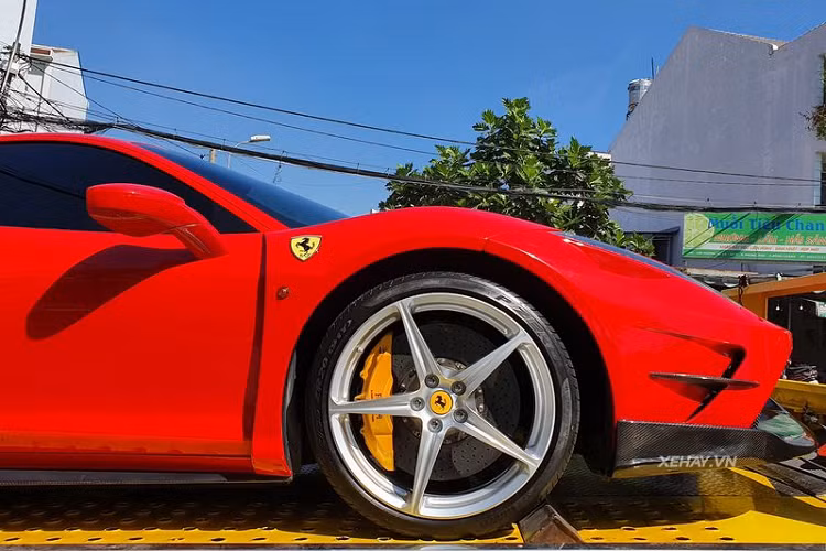 Cụ thể, ở phía trước, Ferrari 458 Italia độ Misha Designs với cản nguyên bản được được thay thế bằng hai hốc gió lớn cùng phần cản được kéo dài ra phía trước, trong khi đó, nắp ca-pô có thêm hai đường gấp khỏe khoắn. Phần vè trước cũng được làm rộng hơn với hốc gió mới.