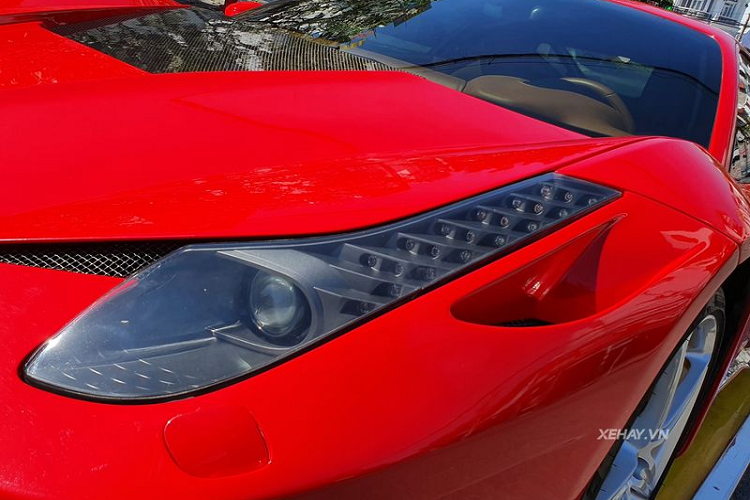Di chuyển ra sau, đuôi xe được bổ sung một cánh giỏ nhỏ, và phần cản sau là loại mới, tích hợp thêm các hốc gió lớn, dễ khiến chúng ta liên tưởng đến hypercar LaFerrari.