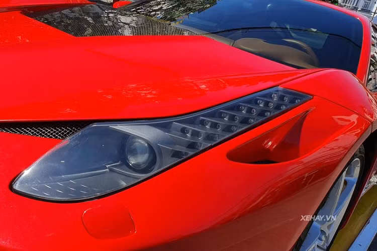 Di chuyển ra sau, đuôi xe được bổ sung một cánh giỏ nhỏ, và phần cản sau là loại mới, tích hợp thêm các hốc gió lớn, dễ khiến chúng ta liên tưởng đến hypercar LaFerrari.