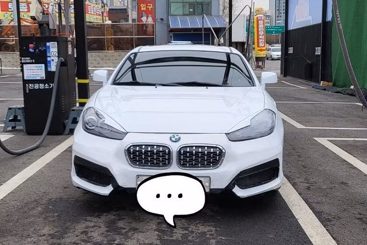 Mới đây, Dimdi tiếp tục đăng tải những hình ảnh mới cho thấy chiếc Hyundai BMW Tiburon độ giờ đây “khoác áo” màu trắng cùng cản va trước sửa đổi trông phù hợp hơn với thiết kế hiện tại của BMW. Lưới tản nhiệt cũng được đặt cao hơn, đồng thời bổ sung thêm các hốc hút gió phong cách M-Package ở cản va trước. Ở một vài góc nhìn, chiếc Tiburon này trông như một mẫu 2-Series Gran Coupe thực thụ.