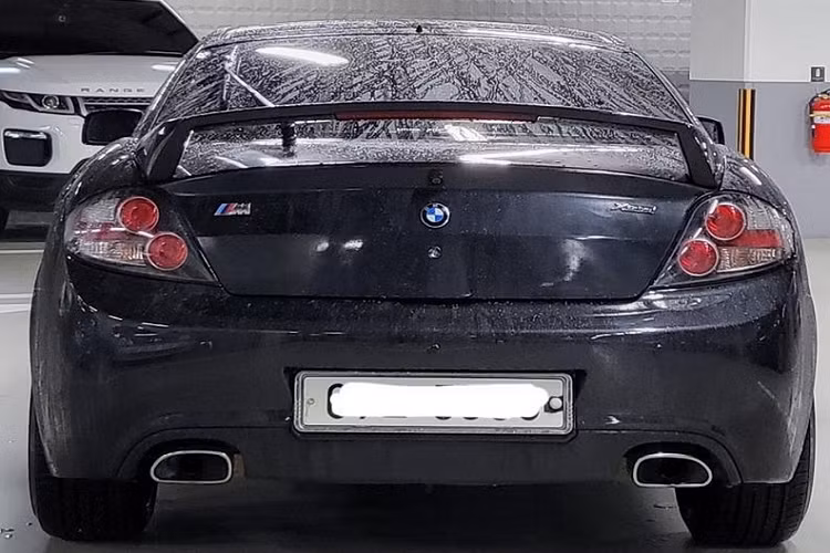 Hyundai Tiburon là mẫu coupe được sản xuất trong giai đoạn năm 1996 - 2008 với 2 thế hệ, phân phối tại thị trường châu Âu và Hàn Quốc. Chiếc xe được nhắc đến trong bài thuộc thế hệ thứ hai, sản xuất trong năm 2008 với động cơ 2.0L mạnh 141 mã lực và 186 Nm. Đi kèm là hộp số tự động 4 cấp và hệ dẫn động cầu trước.