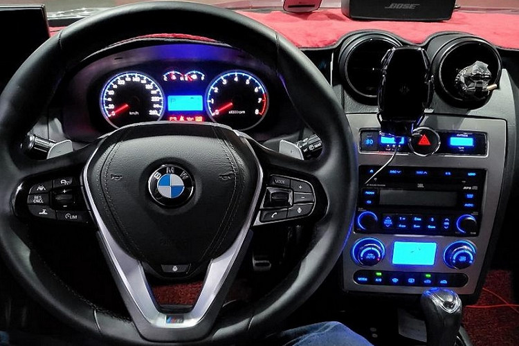 Điều thú vị là quá trình độ không chỉ dừng lại ở ngoại thất. Ở bên trong, chủ sở hữu đã bổ sung vô lăng BMW chính hãng tích hợp logo M cùng các nút bấm tiện lợi. Chìa khóa Hyundai Tiburon nguyên bản cũng được trang trí theo phong cách đặc trưng của BMW.