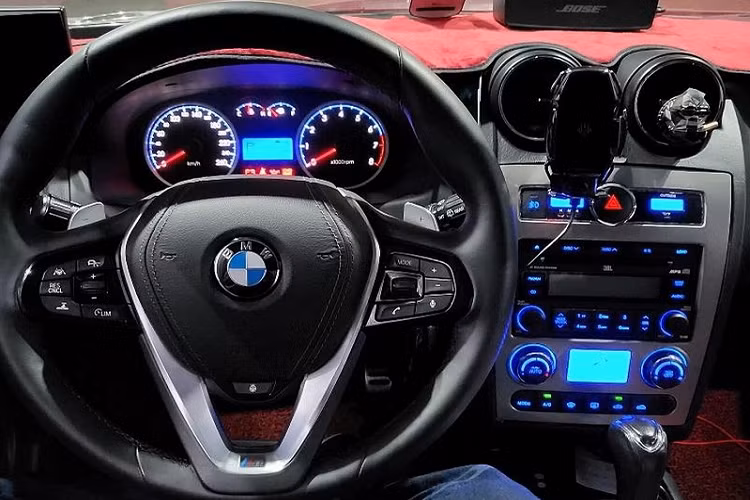 Điều thú vị là quá trình độ không chỉ dừng lại ở ngoại thất. Ở bên trong, chủ sở hữu đã bổ sung vô lăng BMW chính hãng tích hợp logo M cùng các nút bấm tiện lợi. Chìa khóa Hyundai Tiburon nguyên bản cũng được trang trí theo phong cách đặc trưng của BMW.