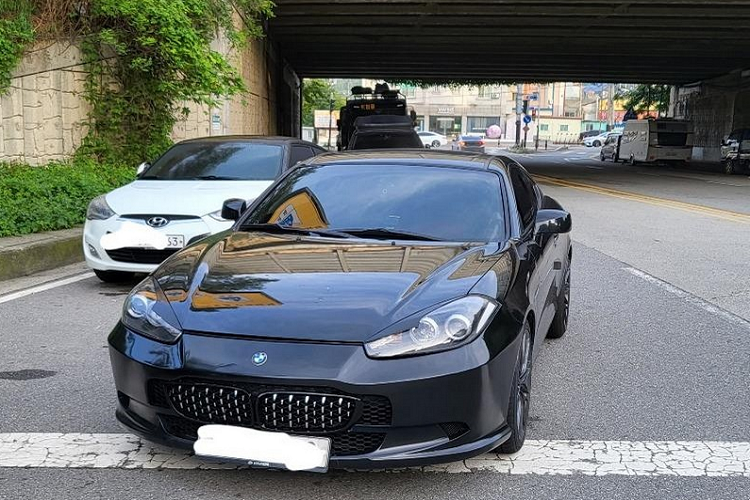 Theo chia sẻ, chủ sở hữu đã hoàn thành Hyundai Tiburon độ BMW vào tháng 9/2021, mang đến một chiếc “BMW” Tiburon với logo BMW đặc trưng ở đầu xe, đèn pha sắc sảo, bộ lưới tản nhiệt hình quả thận chia đôi từ 4-Series đời cũ, tay nắm cửa từ 5-Series và huy hiệu M xDrive nằm phía sau.