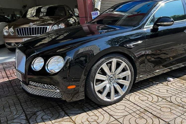 Mới đây nhất, một người chuyên mua bán xe sang và siêu xe ở Sài thành đã cho lên sàn xe đã qua sử dụng một chiếc xe siêu sang Bentley Flying Spur thế hệ thứ 2. Mẫu xe này có 2 chi tiết rất đặc biệt mà có lẽ ít mẫu xe Bentley Flying Spur đã qua sử dụng nào sở hữu cùng lúc, đầu tiên chính là việc xe thuộc bản W12 mạnh mẽ.