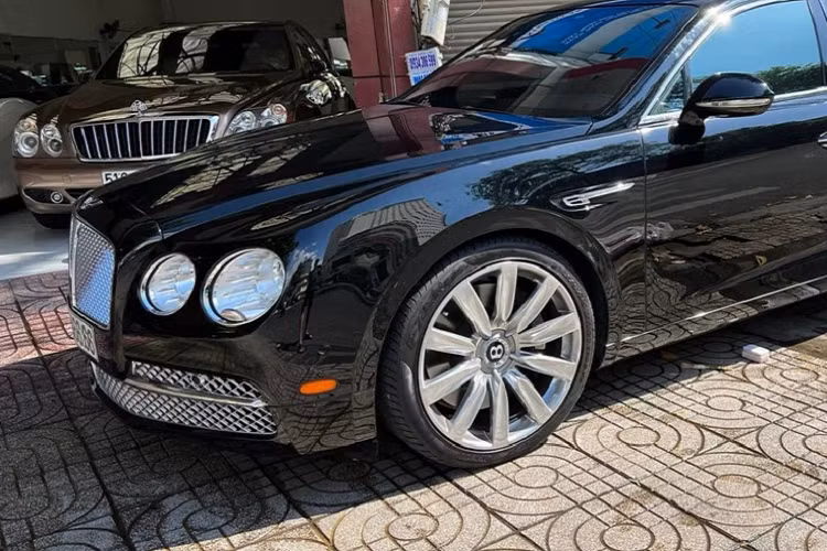 Mới đây nhất, một người chuyên mua bán xe sang và siêu xe ở Sài thành đã cho lên sàn xe đã qua sử dụng một chiếc xe siêu sang Bentley Flying Spur thế hệ thứ 2. Mẫu xe này có 2 chi tiết rất đặc biệt mà có lẽ ít mẫu xe Bentley Flying Spur đã qua sử dụng nào sở hữu cùng lúc, đầu tiên chính là việc xe thuộc bản W12 mạnh mẽ.