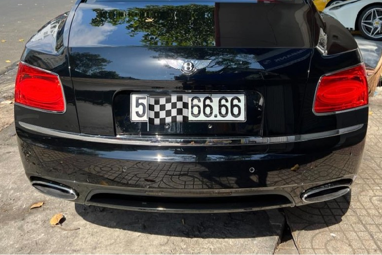Điểm khác biệt trên 2 chiếc xe siêu sang Bentley Flying Spur biển tứ quý 5 và tứ quý 6 tại dải đất hình chữ S chính là logo xe, phiên bản Bentley Flying Spur V8 đang thuộc sở hữu của Lệ Quyên có ống xả kép còn chiếc xe Bentley Flying Spur W12 biển tứ quý 6 có ống xả Oval. Ngoài ra, logo chữ B của xe Bentley Flying Spur V8 sẽ đi cùng màu đỏ còn bản đắt đỏ và mạnh hơn được sơn đen.