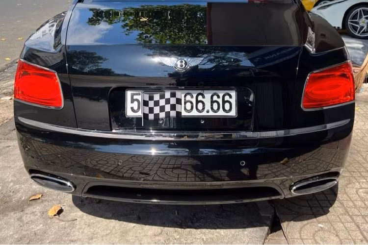 Điểm khác biệt trên 2 chiếc xe siêu sang Bentley Flying Spur biển tứ quý 5 và tứ quý 6 tại dải đất hình chữ S chính là logo xe, phiên bản Bentley Flying Spur V8 đang thuộc sở hữu của Lệ Quyên có ống xả kép còn chiếc xe Bentley Flying Spur W12 biển tứ quý 6 có ống xả Oval. Ngoài ra, logo chữ B của xe Bentley Flying Spur V8 sẽ đi cùng màu đỏ còn bản đắt đỏ và mạnh hơn được sơn đen.