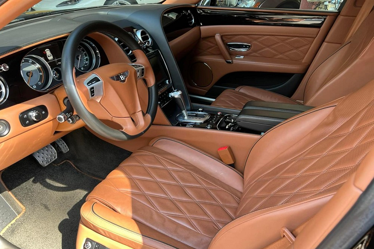 Đơn vị đang rao bán chiếc xe siêu sang Bentley Flying Spur thế hệ thứ 2 mang biển siêu khủng tứ quý 6 cho biết xe thuộc đời 2015, được nhập khẩu từ Mỹ nhưng không cho biết quãng đường xe đã chạy được bao nhiêu km cũng như giá thách cưới.