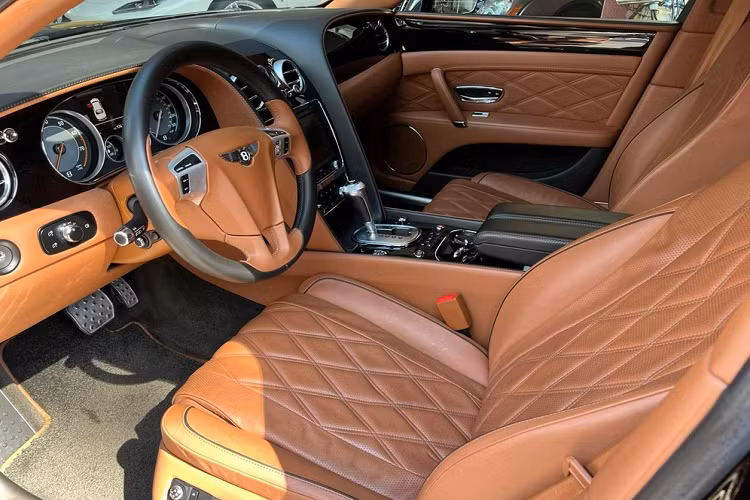 Đơn vị đang rao bán chiếc xe siêu sang Bentley Flying Spur thế hệ thứ 2 mang biển siêu khủng tứ quý 6 cho biết xe thuộc đời 2015, được nhập khẩu từ Mỹ nhưng không cho biết quãng đường xe đã chạy được bao nhiêu km cũng như giá thách cưới.