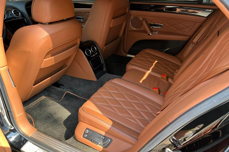 Nhưng với sự độc đáo của phiên bản W12 hay biển tứ quý 6, nhiều người tin rằng chiếc xe Bentley Flying Spur này sẽ sớm được đại gia rước về sưu tập. Trước đó cũng có một chiếc xe siêu sang Bentley Flying Spur thế hệ thứ 2 mang siêu biển là tứ quý 5 và hay được nữ ca sĩ Lệ Quyên chọn làm xe di chuyển nhưng đây là phiên bản V8, có giá rẻ hơn.