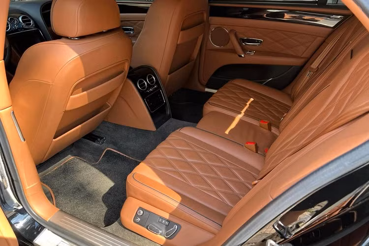 Nhưng với sự độc đáo của phiên bản W12 hay biển tứ quý 6, nhiều người tin rằng chiếc xe Bentley Flying Spur này sẽ sớm được đại gia rước về sưu tập. Trước đó cũng có một chiếc xe siêu sang Bentley Flying Spur thế hệ thứ 2 mang siêu biển là tứ quý 5 và hay được nữ ca sĩ Lệ Quyên chọn làm xe di chuyển nhưng đây là phiên bản V8, có giá rẻ hơn.