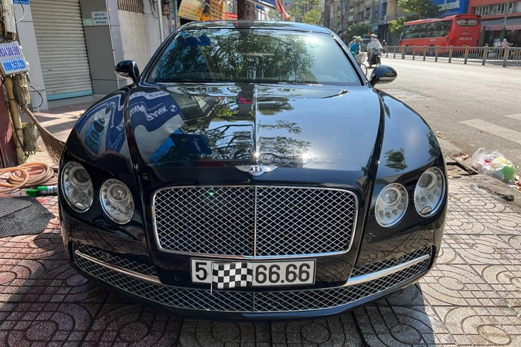 Kế đến, chiếc biển số tứ quý 6 của xe thật sự khiến người ta không khỏi trầm trồ và thích thú muốn mang về để sưu tầm. Hiện chưa rõ chiếc xe siêu sang Bentley Flying Spur biển tứ quý 6 này có giá bán lại bao nhiêu nhưng đang nhận được không ít sự quan tâm của đại gia chơi xe và cả các showroom xe sang khác. 
