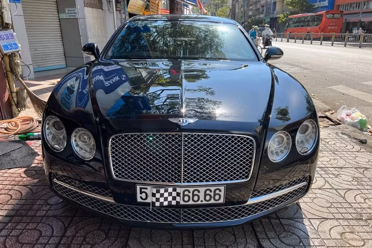Kế đến, chiếc biển số tứ quý 6 của xe thật sự khiến người ta không khỏi trầm trồ và thích thú muốn mang về để sưu tầm. Hiện chưa rõ chiếc xe siêu sang Bentley Flying Spur biển tứ quý 6 này có giá bán lại bao nhiêu nhưng đang nhận được không ít sự quan tâm của đại gia chơi xe và cả các showroom xe sang khác. 