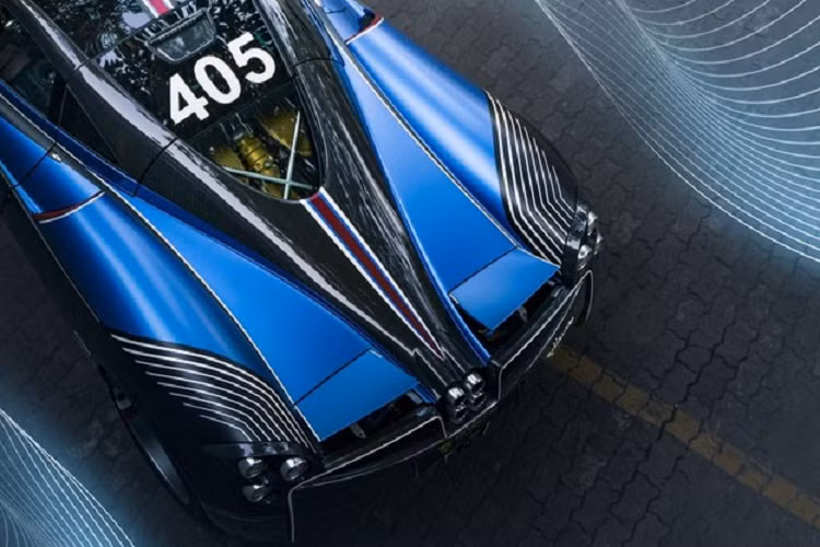 Bộ áo này mất gần 1 tuần để những người thợ tại Sài thành thực hiện cho xe Pagani Huayra bao gồm luôn việc lột bỏ lớp đề-can trên bộ áo đầy tâm huyết Huayra RM-057 của Minh Nhựa thực hiện hơn 2 năm qua và từng gây xôn xao giới mê xe.