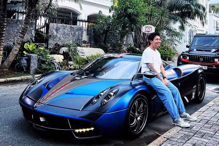 Chính vì thế, những hình ảnh chiếc Pagani Huayra hơn 80 tỷ mới được Minh Nhựa chia sẻ lên mạng xã hội đã nhanh chóng nhận được sự quan tâm của cộng đồng mạng. Hình ảnh này cho thấy, chiếc xe xuất hiện dưới đường, nhiều khả năng là trước nhà riêng của Minh Nhựa ở quận 7, Tp.HCM. Phía sau Pagani Huayra còn có sự xuất hiện của "cận vệ thân tín" của đại gia này là Mercedes-AMG G63 Edition One.