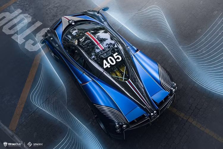 Chiếc siêu xe hypercar được mệnh danh thần gió của Minh Nhựa đa phần được vận chuyển từ garage xe quận 6 đến nhà riêng của anh bằng xe chuyên dụng thay vì chủ nhân tự tay cầm lái. Hiện xe Pagani Huayra độc nhất Việt Nam đã mang màu áo mới với điểm nhấn là 2 màu đen Matte và xanh Matte Night Metallic làm màu chủ đạo.