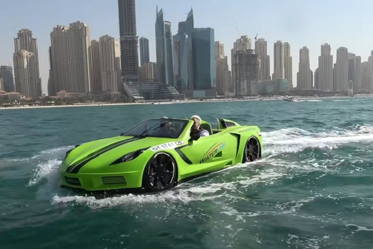 Dubai là nơi nổi tiếng vì lối sống xa hoa hàng đầu thế giới. Từ những tòa nhà chọc trời điên đảo đến những món đồ chơi xa xỉ dành cho giới nhà giàu, thành phố ở Trung Đông này có tất cả, bao gồm cả những chiếc thuyền cao tốc được thiết kế giống như siêu xe Corvette bảnh bao.