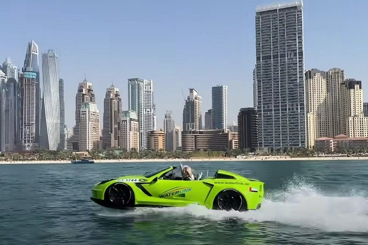Mới đây, hai nhân vật Sergi và Nicki từ đội ngũ “Supercar Blondie” nổi tiếng đã có cơ hội trải nghiệm những đồ chơi triệu phú thú vị này. Không nằm ở nơi nào khác ngoài Dubai, chiếc xe Corvette biết bơi này được thiết kế giống một chiếc ôtô thể thao, nhưng thực tế thì chúng là những chiếc thuyền cao tốc chạy như môtô nước.