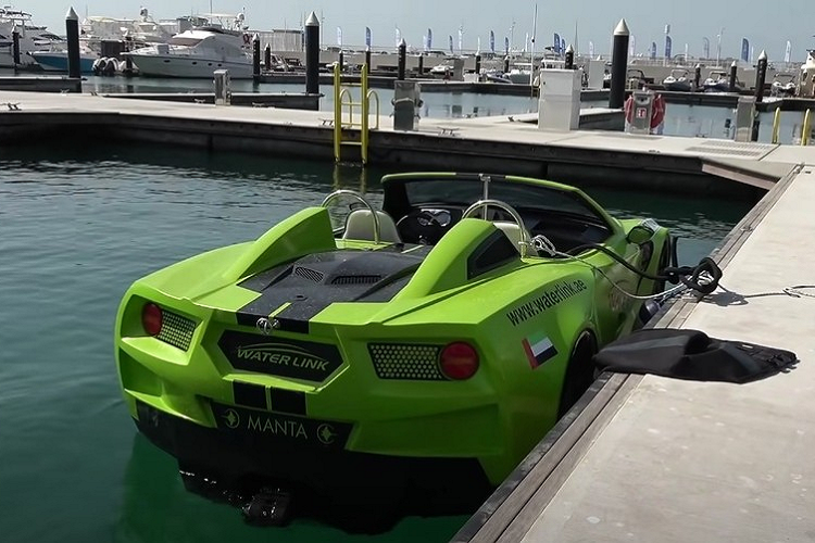 Vô lăng, chân ga, và bộ chọn số chỉ là một vài thiết bị trong số ít những thứ làm cho cảm giác lái cỗ máy gần giống với một chiếc ô tô thực sự.