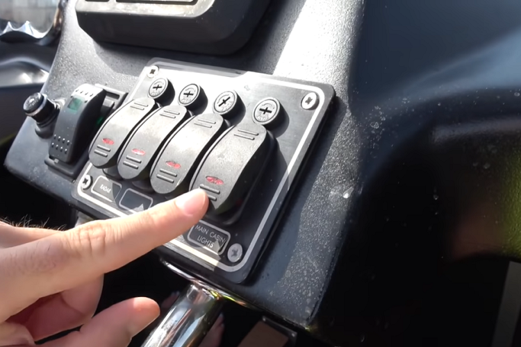 Tuy nhiên, cũng giống như một chiếc môtô nước thông thường, nó không có bất kỳ hệ thống phanh nào. Do vậy, những gì bạn phải làm bỏ chân khỏi bàn đạp ga để giảm tốc độ.