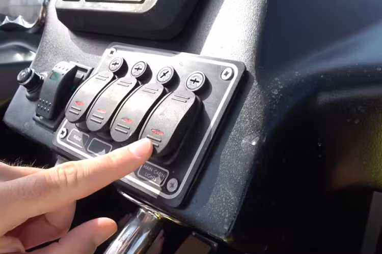 Tuy nhiên, cũng giống như một chiếc môtô nước thông thường, nó không có bất kỳ hệ thống phanh nào. Do vậy, những gì bạn phải làm bỏ chân khỏi bàn đạp ga để giảm tốc độ.