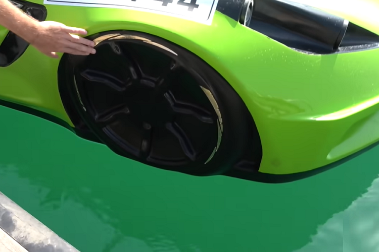 Ý tưởng kết hợp xe thuyền/mô tô nước này thực chất không phải là mới. Những phương tiện này dựa trên ý tưởng của Karim Amin, một kỹ sư đến từ Ai Cập, người muốn tạo ra một trải nghiệm thể thao dưới nước mới. Anh ấy đã mang thiết kế của mình đến Dubai, nơi anh ấy mở rộng ý tưởng sang những chiếc thuyền cao tốc với vẻ ngoài nhái theo xe Corvette và Ferrari. Tuy nhiên, chúng ta cũng sẽ thấy những chiếc trông giống như Bentley, Aston Martin, và Bugatti trong tương lai.