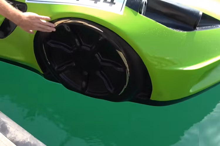 Ý tưởng kết hợp xe thuyền/mô tô nước này thực chất không phải là mới. Những phương tiện này dựa trên ý tưởng của Karim Amin, một kỹ sư đến từ Ai Cập, người muốn tạo ra một trải nghiệm thể thao dưới nước mới. Anh ấy đã mang thiết kế của mình đến Dubai, nơi anh ấy mở rộng ý tưởng sang những chiếc thuyền cao tốc với vẻ ngoài nhái theo xe Corvette và Ferrari. Tuy nhiên, chúng ta cũng sẽ thấy những chiếc trông giống như Bentley, Aston Martin, và Bugatti trong tương lai.