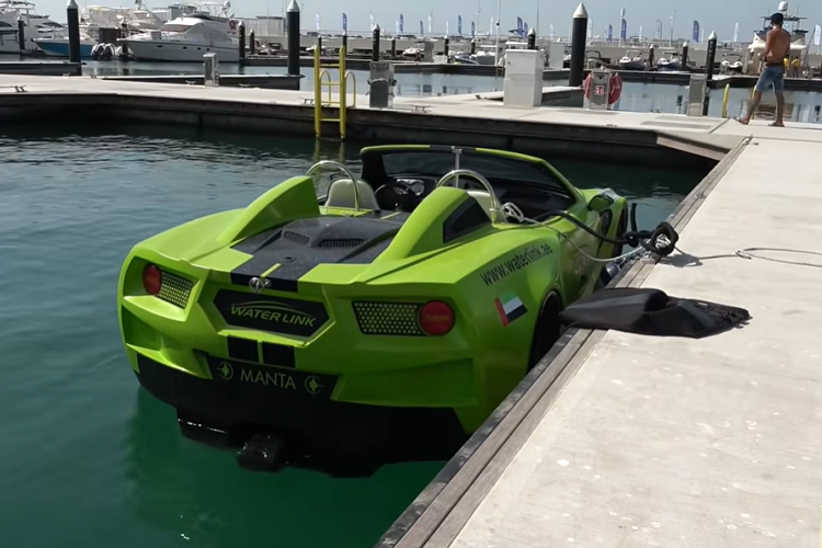 Trên bảng điều khiển trung tâm, nó có vài nút bấm cho phép bạn điều khiển hệ thống chiếu sáng. Chiếc "xe ôtô" này cũng có một cần gạt kính chắn gió rất hữu ích khi di chuyển ở tốc độ tối đa khoảng 100 km/h. Hành khách trên thuyền cũng có kết nối Bluetooth để phát nhạc và theo dõi GPS trong trường hợp bị lạc ở vùng biển không xác định.