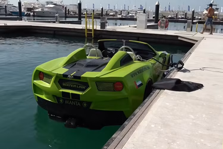 Trên bảng điều khiển trung tâm, nó có vài nút bấm cho phép bạn điều khiển hệ thống chiếu sáng. Chiếc "xe ôtô" này cũng có một cần gạt kính chắn gió rất hữu ích khi di chuyển ở tốc độ tối đa khoảng 100 km/h. Hành khách trên thuyền cũng có kết nối Bluetooth để phát nhạc và theo dõi GPS trong trường hợp bị lạc ở vùng biển không xác định.