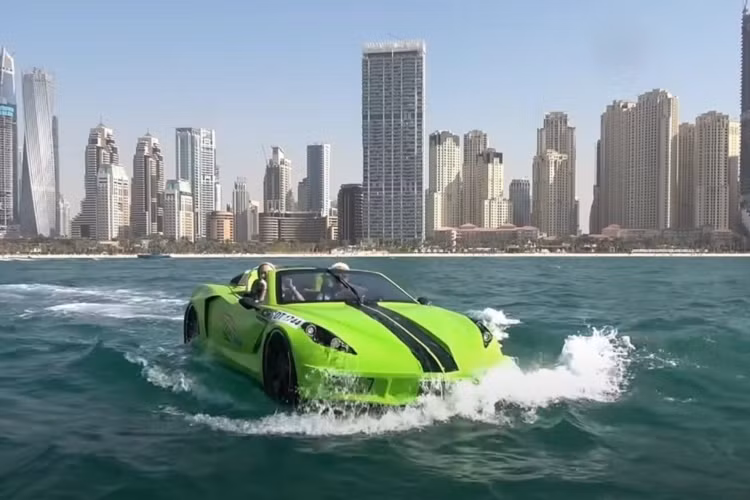 Bạn có thể mua một trong những chiếc thuyền như thế này, mức giá xe Corvette biết bơi khoảng 40.000 USD (khoảng 913 triệu đồng - đối với phiên bản đầy đủ trang bị), hoặc thuê nó với giá 700 USD (khoảng 15 triệu đồng mỗi giờ). Nó rõ ràng là một món đồ chơi dành cho những người giàu có, nhưng có vẻ rất thú vị khi lái trên mặt nước.