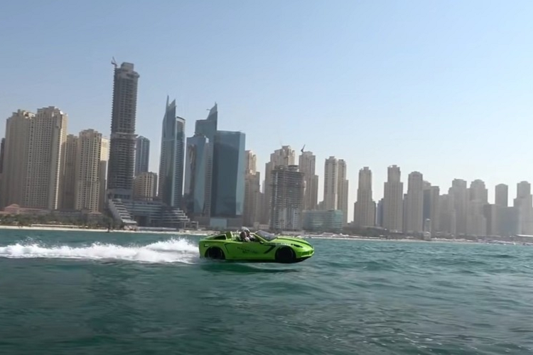 Hai người đã chọn một chiếc thuyền cao tốc mang dáng vẻ giống Corvette để vui chơi trên mặt nước. Như có thể tưởng tượng, những chiếc thuyền giống ô tô này không có cửa hoặc bánh xe chức năng. Nhưng khi bước vào bên trong, bạn sẽ thấy cabin có một vài tính năng khá hay ho.