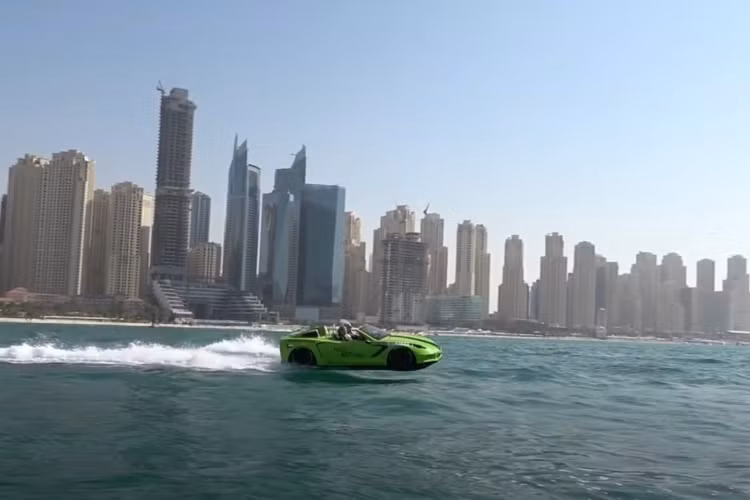 Hai người đã chọn một chiếc thuyền cao tốc mang dáng vẻ giống Corvette để vui chơi trên mặt nước. Như có thể tưởng tượng, những chiếc thuyền giống ô tô này không có cửa hoặc bánh xe chức năng. Nhưng khi bước vào bên trong, bạn sẽ thấy cabin có một vài tính năng khá hay ho.