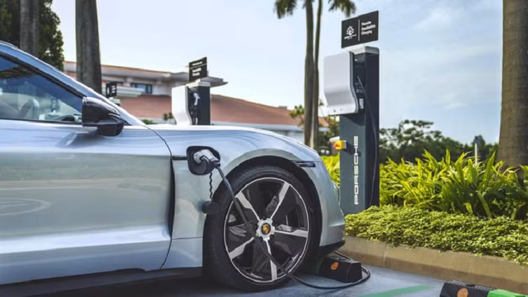 Pho Chu tich Grab: 'Tai xe xe cong nghe khong muon dung oto dien'