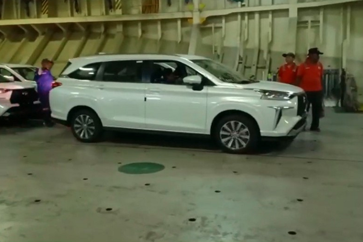 Tại Việt Nam, cả Toyota Avanza Premio và Veloz Cross 2022 đều được trang bị động cơ xăng 4 xi-lanh, dung tích 1.5L, sản sinh công suất tối đa 106 mã lực cùng mô-men xoắn cực đại 137 Nm. Động cơ này kết hợp với hộp số sàn MT 5 cấp hoặc hộp số biến thiên vô cấp CVT và hệ dẫn động cầu trước.