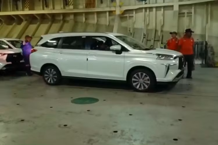 Tại Việt Nam, cả Toyota Avanza Premio và Veloz Cross 2022 đều được trang bị động cơ xăng 4 xi-lanh, dung tích 1.5L, sản sinh công suất tối đa 106 mã lực cùng mô-men xoắn cực đại 137 Nm. Động cơ này kết hợp với hộp số sàn MT 5 cấp hoặc hộp số biến thiên vô cấp CVT và hệ dẫn động cầu trước.