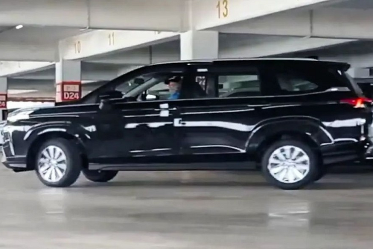 Đặc biệt, Toyota Veloz Cross 2022 còn có gói công nghệ an toàn chủ động Toyota Safety Sense trong khi Avanza Premio bị cắt tính năng này để đảm bảo giá thành rẻ. Toyota Safety Sense của xe bao gồm những tính năng như hệ thống ngăn va chạm sớm, cảnh báo chệch làn đường phía trước, hỗ trợ chuyển làn đường, tránh đạp nhầm chân ga, cảnh báo phương tiện cắt ngang khi lùi hay hệ thống phát hiện điểm mù.