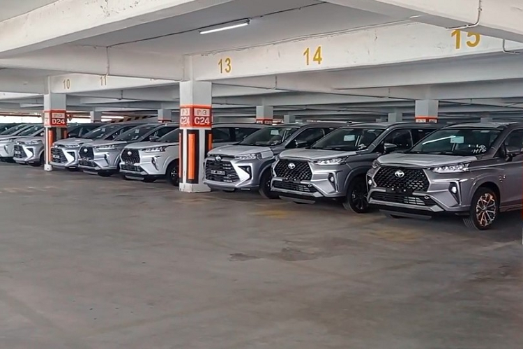 Vào hồi tháng 11 năm ngoái, hãng Toyota đã chính thức vén màn thế hệ mới của cặp đôi xe MPV cỡ nhỏ Avanza và Veloz ở thị trường Indonesia. Sau 3 tháng, những chiếc Toyota Avanza và Veloz 2022 đã bị bắt gặp tại cảng biển Patimban ở Subang, bang Tây Java, Indonesia, để vận chuyển ra nước ngoài.