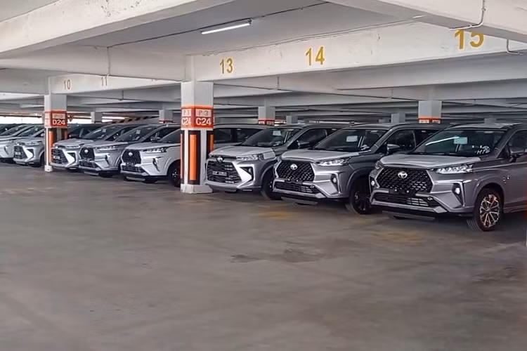 Vào hồi tháng 11 năm ngoái, hãng Toyota đã chính thức vén màn thế hệ mới của cặp đôi xe MPV cỡ nhỏ Avanza và Veloz ở thị trường Indonesia. Sau 3 tháng, những chiếc Toyota Avanza và Veloz 2022 đã bị bắt gặp tại cảng biển Patimban ở Subang, bang Tây Java, Indonesia, để vận chuyển ra nước ngoài.