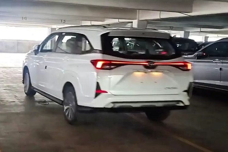 Khác với Avanza Premio, Toyota Veloz Cross 2022 được định vị cao cấp hơn nên sẽ có bảng đồng hồ kỹ thuật số với màn hình 7 inch sau vô lăng, phanh tay điện tử tích hợp giữ phanh tự động và sạc điện thoại thông minh không dây.