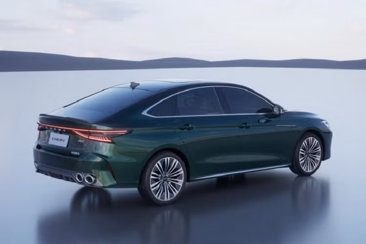 Trên phương diện công suất, Chery Arrizo 8 2022 giá rẻ sẽ được cung cấp với hai loại động cơ. Phiên bản xe tiêu chuẩn sẽ nhận được động cơ tăng áp dung tích 1.6 lít với 194 mã lực và 290 Nm mô-men xoắn cực đại, và phiên bản Sport cao cấp nhất sẽ nhận được động cơ tăng áp dung tích 2.0 lít với 250 mã lực và 390 Nm mô-men xoắn cực đại. Cả hai động cơ sẽ được kết hợp với hộp số DCT 7 cấp.