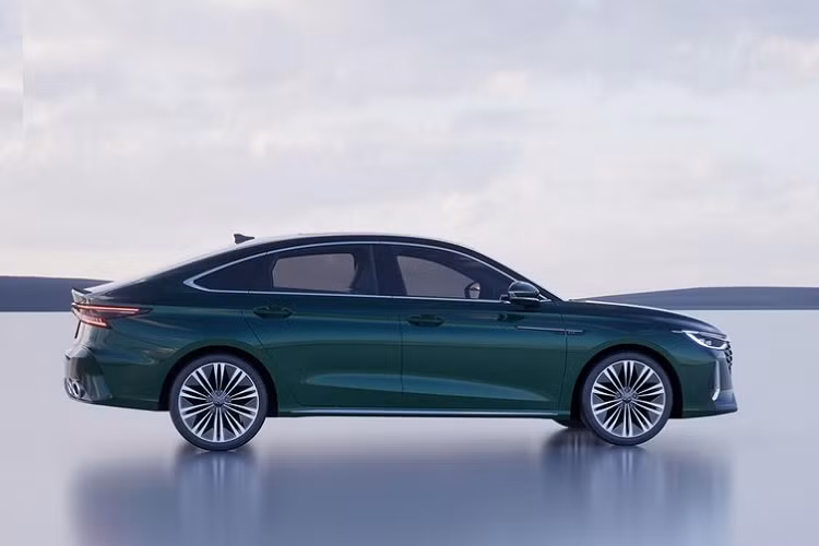 Từ những hình ảnh hé lộ ở đây, ta thấy thiết kế tổng thể của xe sedan Chery Arrizo 8 2022 rất tinh tế. Mặt trước sử dụng thiết kế dạng thanh với logo ở trung tâm và được kết nối với hai đèn pha, giúp tăng thêm chiều rộng trực quan cho mặt trước. Lưới tản nhiệt kích thước lớn, với lớp bên trong mang hình dạng tổ ong ấn tượng. Ngoài ra, các chi tiết trang trí bằng crôm sáng bóng cũng được thêm vào phần bao quanh phía trước, giúp xe trông khỏe khoắn và hiện đại hơn.