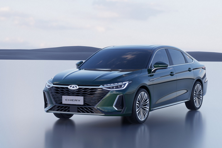 Về các chi tiết cụ thể, xe mới được trang bị vô-lăng đáy phẳng, màn hình kép 12,3 inch, và cũng hỗ trợ lập bản đồ điện thoại di động không dây (CarPlay không dây + Huawei Hi-car). Đồng thời, ta còn có thể thấy trên cột A của Arrizo 8 có một camera, và nó dự kiến sẽ đi kèm các chức năng như giám sát mệt mỏi và nhận diện khuôn mặt.