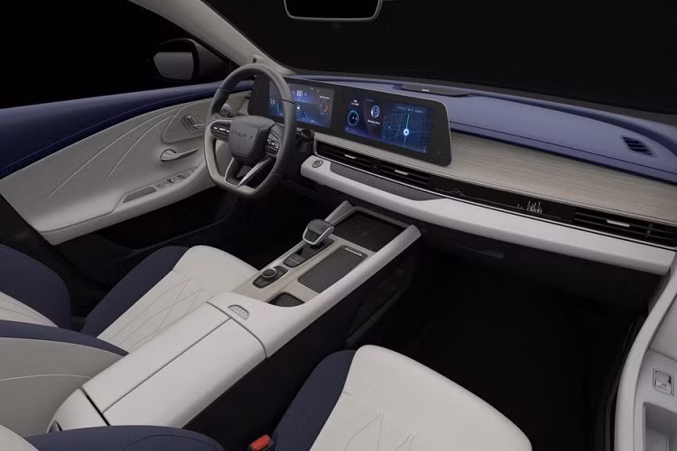 Ở bên sườn, Chery Arrizo 8 có thiết kế hình vòng cung và phần nóc dóc trượt rõ ràng phía sau, không chỉ tạo thêm bầu không khí gợi cảm cho chiếc xe mà còn làm nổi bật cảm giác chuyển động nhanh nhẹn. Không chỉ vậy, việc sử dụng nhiều đường gân cũng giúp tăng cảm giác ba chiều cho thân xe. Trong khi đó, phần đuôi xe mang thiết kế tương đối đơn giản, cụm đèn hậu hình tam giác hai bên đối ứng với đèn pha, và xe mới cũng áp dụng thiết kế đèn hậu xuyên thấu.