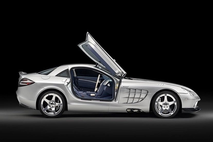 Mercedes-Benz SLR McLaren dùng động cơ xăng V8, siêu nạp, dung tích 5.4 lít, sản sinh ra công suất tối đa 617 mã lực tại tua máy 6.500 vòng/phút cùng mô-men xoắn cực đại 780 Nm. Động cơ kết hợp với hộp số tự động 5 cấp AMG Speedshift R với 3 chế độ chỉnh tay, nhờ đó, giúp siêu xe Mercedes-Benz SLR McLaren tăng tốc từ 0-97 km/h trong 3,4 giây và đạt vận tốc tối đa 334 km/h