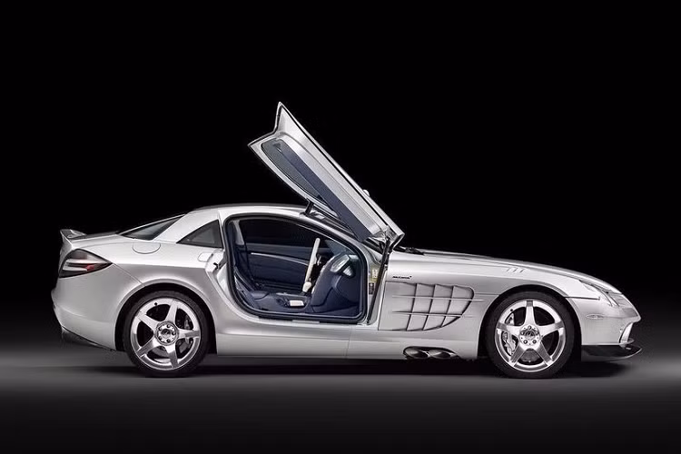 Mercedes-Benz SLR McLaren dùng động cơ xăng V8, siêu nạp, dung tích 5.4 lít, sản sinh ra công suất tối đa 617 mã lực tại tua máy 6.500 vòng/phút cùng mô-men xoắn cực đại 780 Nm. Động cơ kết hợp với hộp số tự động 5 cấp AMG Speedshift R với 3 chế độ chỉnh tay, nhờ đó, giúp siêu xe Mercedes-Benz SLR McLaren tăng tốc từ 0-97 km/h trong 3,4 giây và đạt vận tốc tối đa 334 km/h