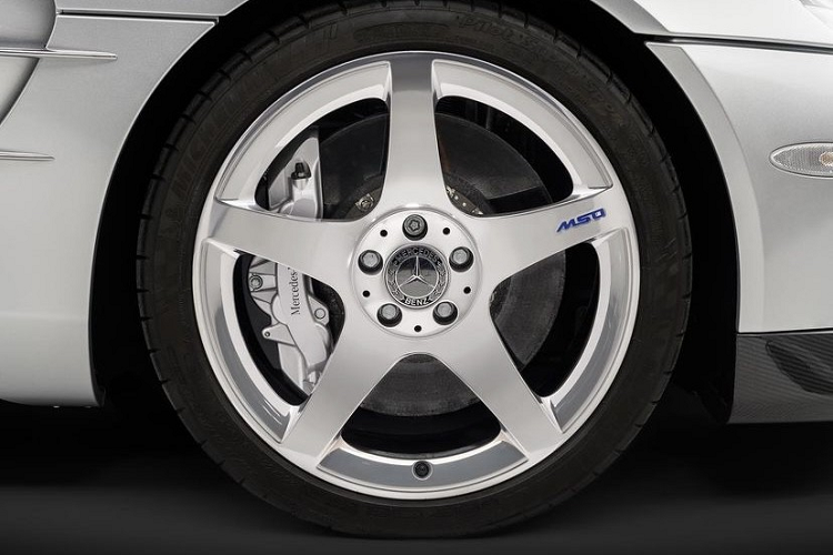 Chiếc xe Mercedes-Benz phiên bản SLR McLaren được thực hiện dự án độ Heritage Edition của Manny Khoshbin thuộc đời 2009, cũng là 1 trong những xe SLR cuối cùng xuất xưởng. Vì thế, xe được thay bộ mậm chấu đơn cỡ lớn như các mẫu xe đua và có thêm logo MSO màu xanh cá tính. Những thay đổi bên ngoài của xe được thực hiện khá kỹ. Trong khi đó, phần nội thất được làm mới hoàn toàn.