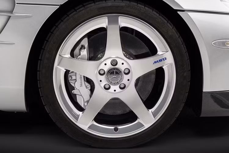 Chiếc xe Mercedes-Benz phiên bản SLR McLaren được thực hiện dự án độ Heritage Edition của Manny Khoshbin thuộc đời 2009, cũng là 1 trong những xe SLR cuối cùng xuất xưởng. Vì thế, xe được thay bộ mậm chấu đơn cỡ lớn như các mẫu xe đua và có thêm logo MSO màu xanh cá tính. Những thay đổi bên ngoài của xe được thực hiện khá kỹ. Trong khi đó, phần nội thất được làm mới hoàn toàn.